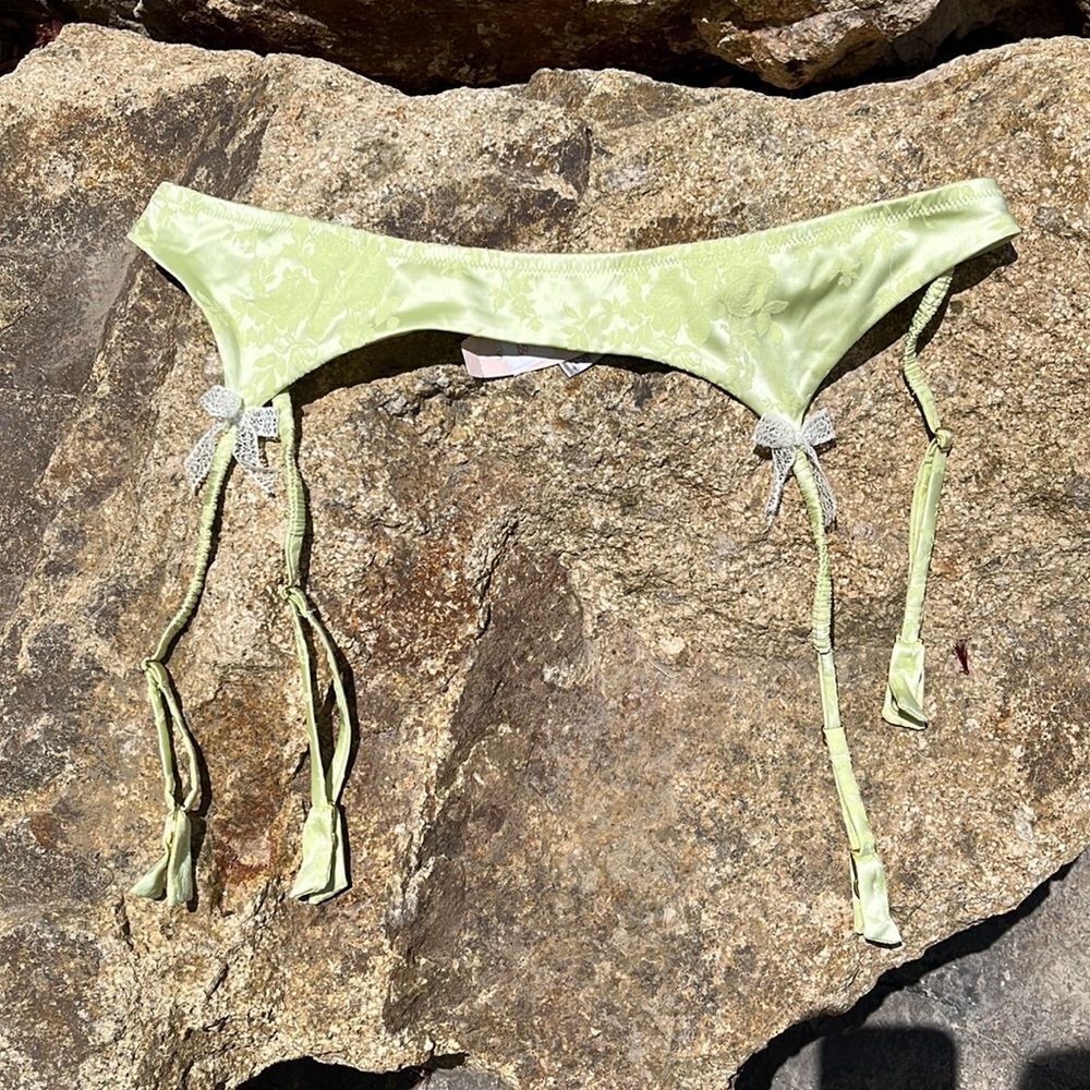Victoria’s Secret Garter